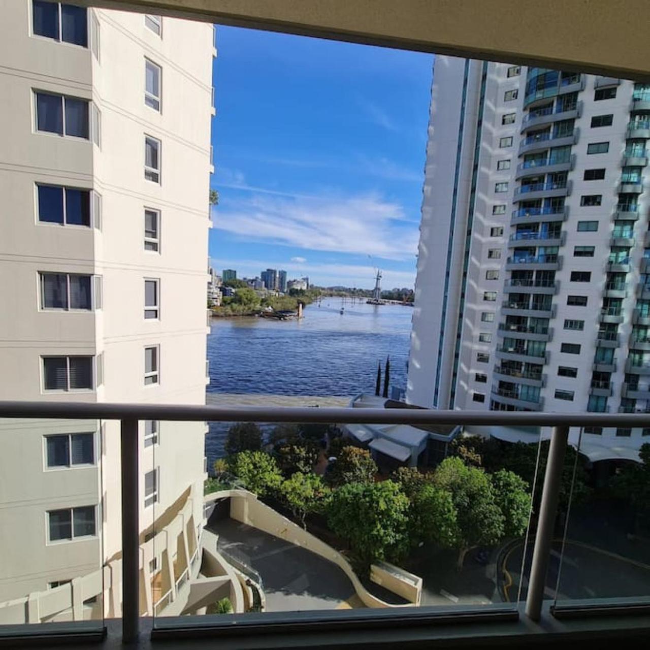 3br Skyline Oasis W River Views, Gym, Carpark, Fastwifi, Tennis Court, Steam