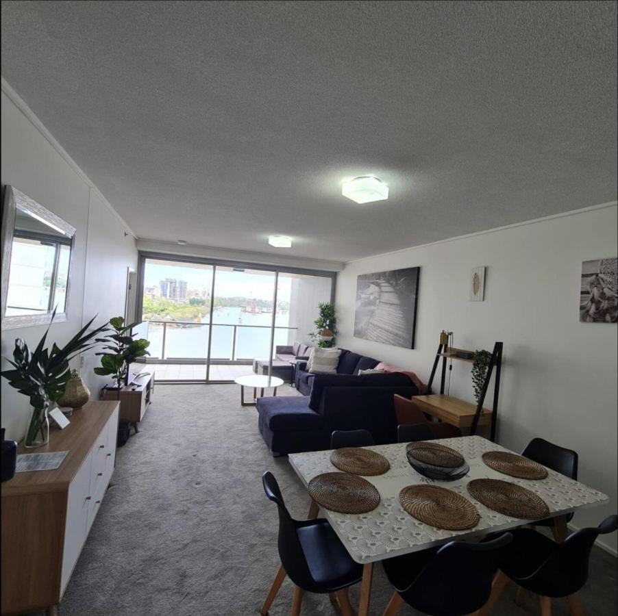 3br Skyline Oasis W River Views, Gym, Carpark, Fastwifi, Tennis Court, Steam Apartment