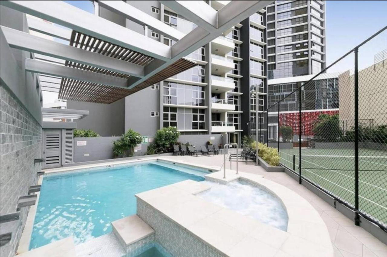 3br Skyline Oasis W River Views, Gym, Carpark, Fastwifi, Tennis Court, Steam Apartment Brisbane