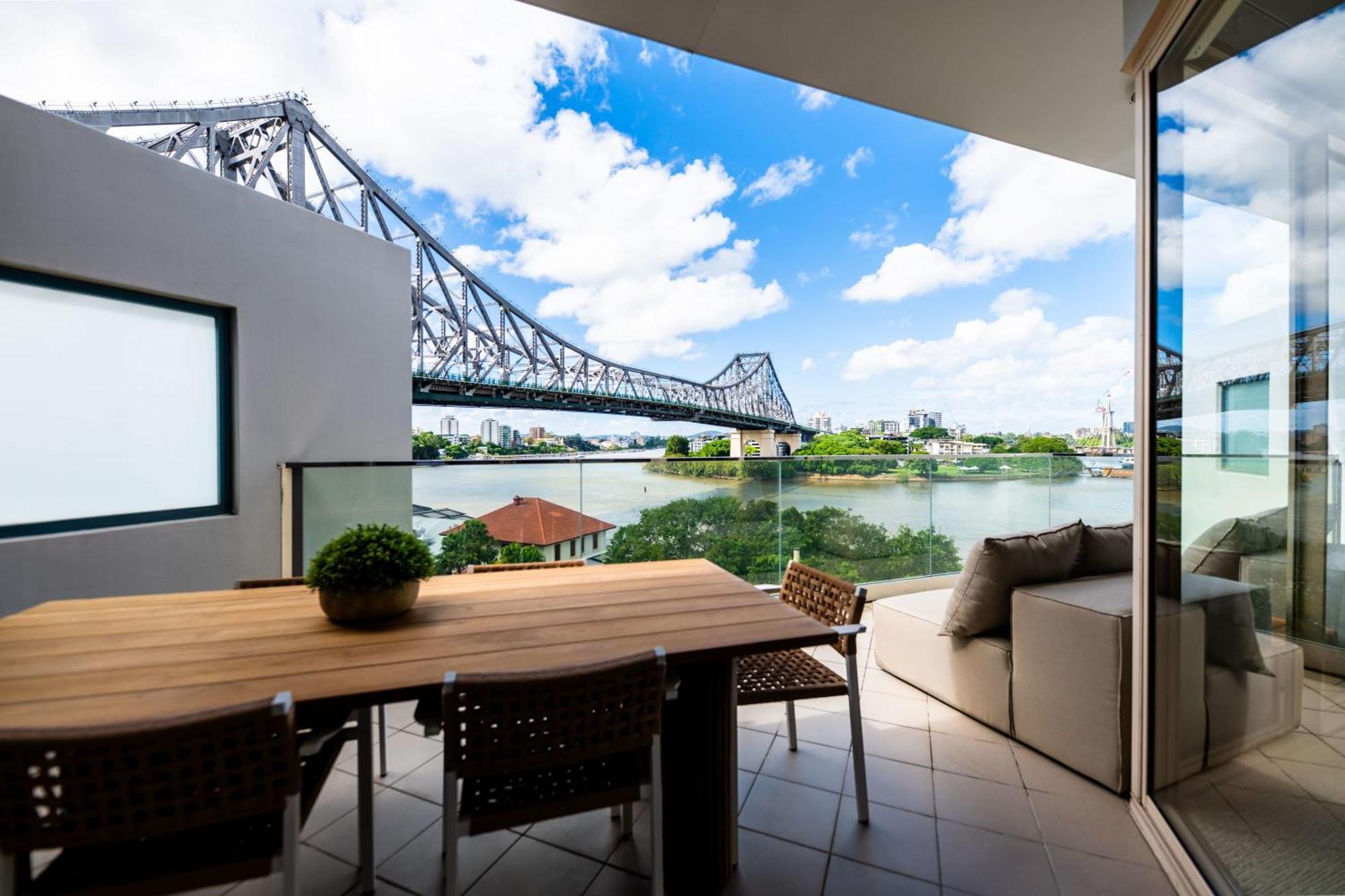 Apartment 3 Bedrooms 2 Bathrooms W Parking & Pool Brisbane