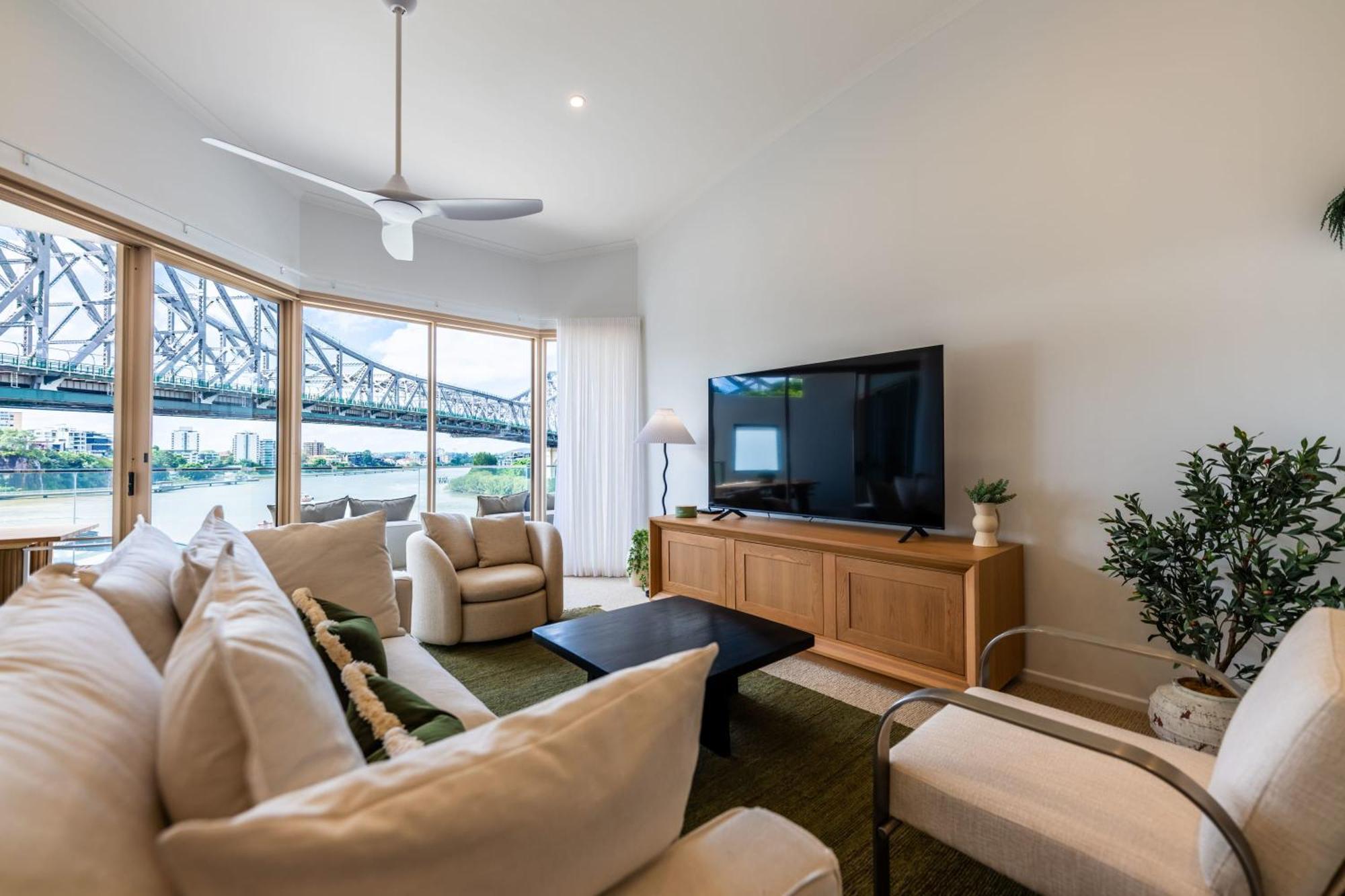 Apartment 3 Bedrooms 2 Bathrooms W Parking & Pool *