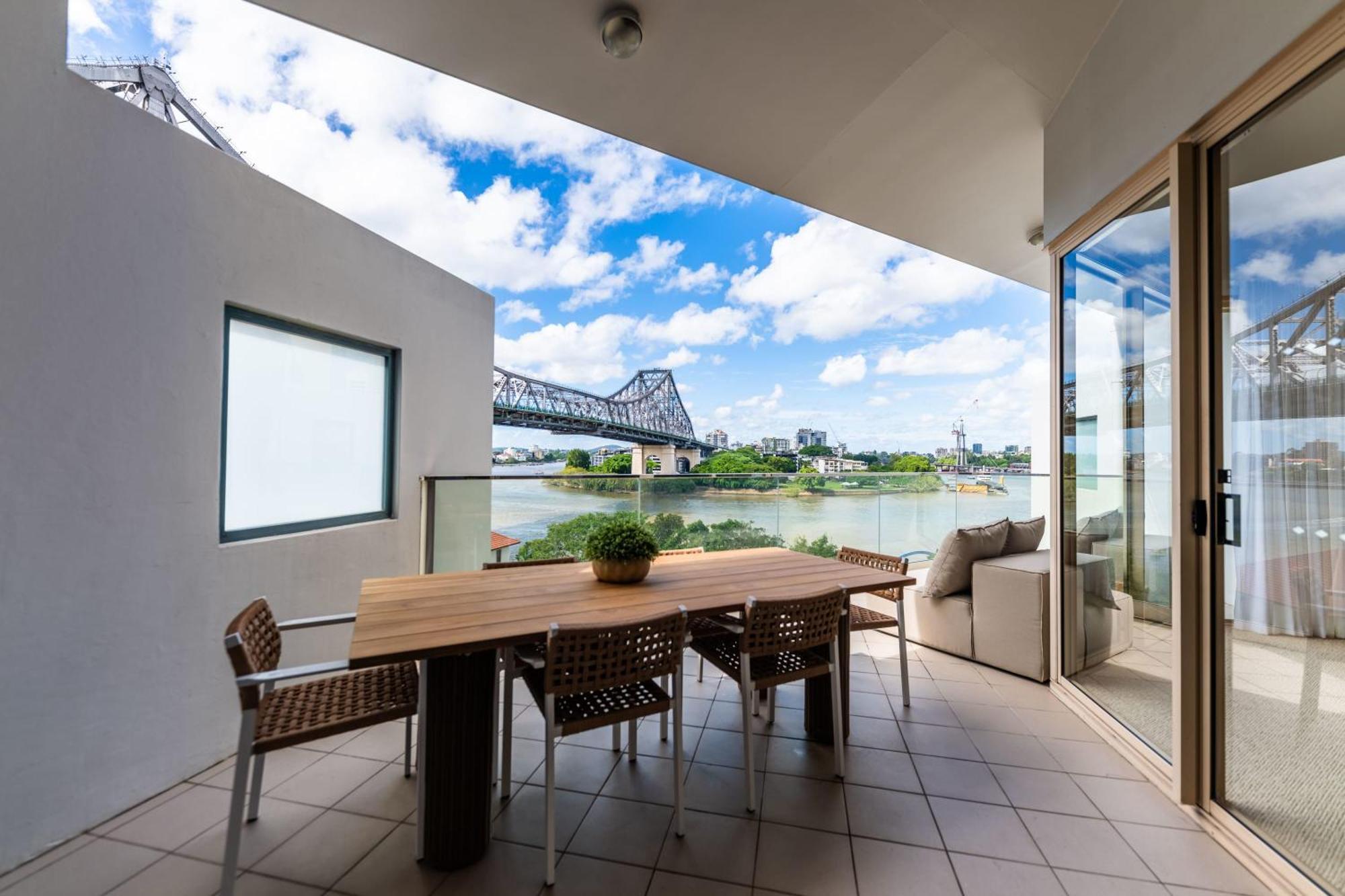 3 Bedrooms 2 Bathrooms W Parking & Pool Brisbane