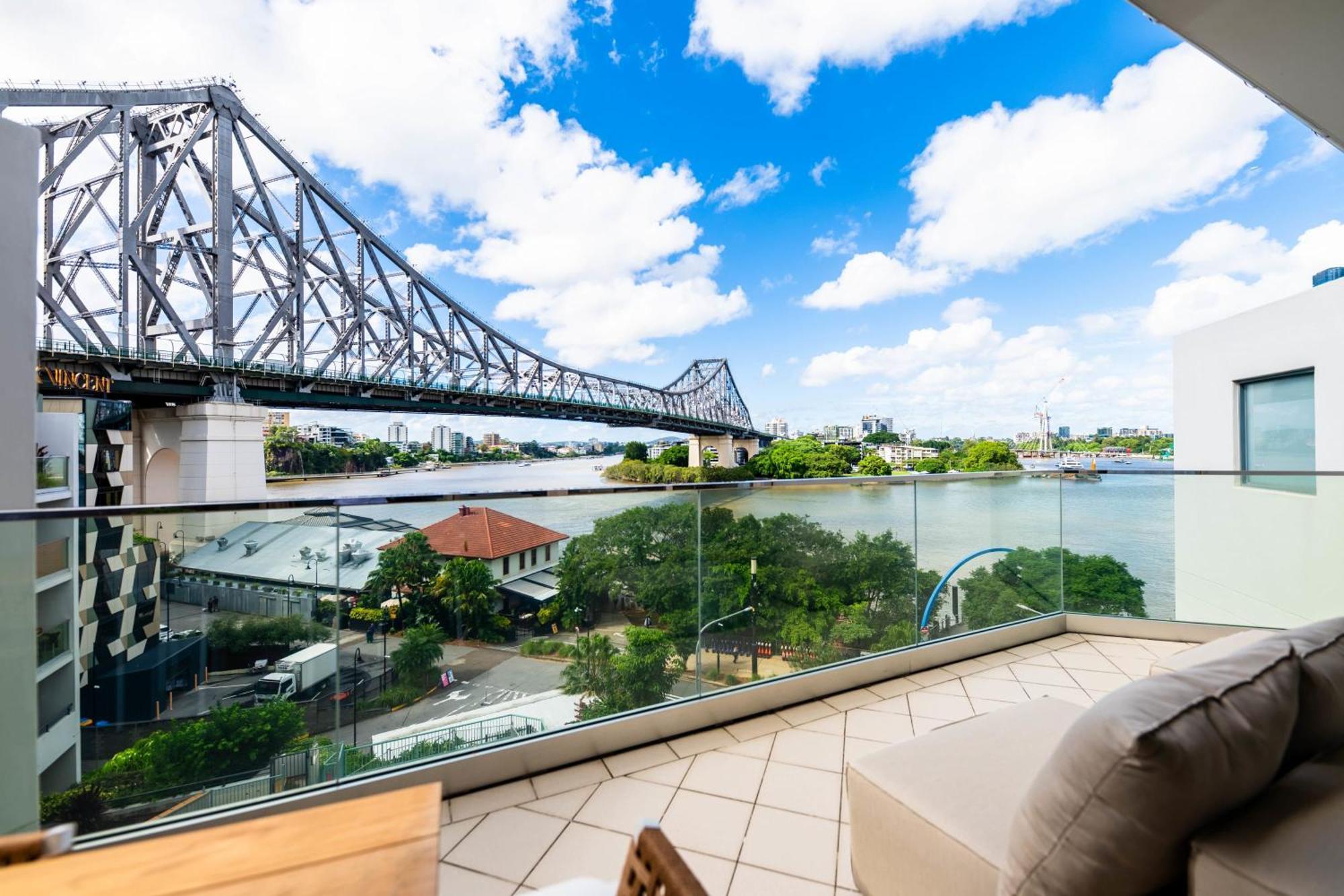3 Bedrooms 2 Bathrooms W Parking & Pool Brisbane