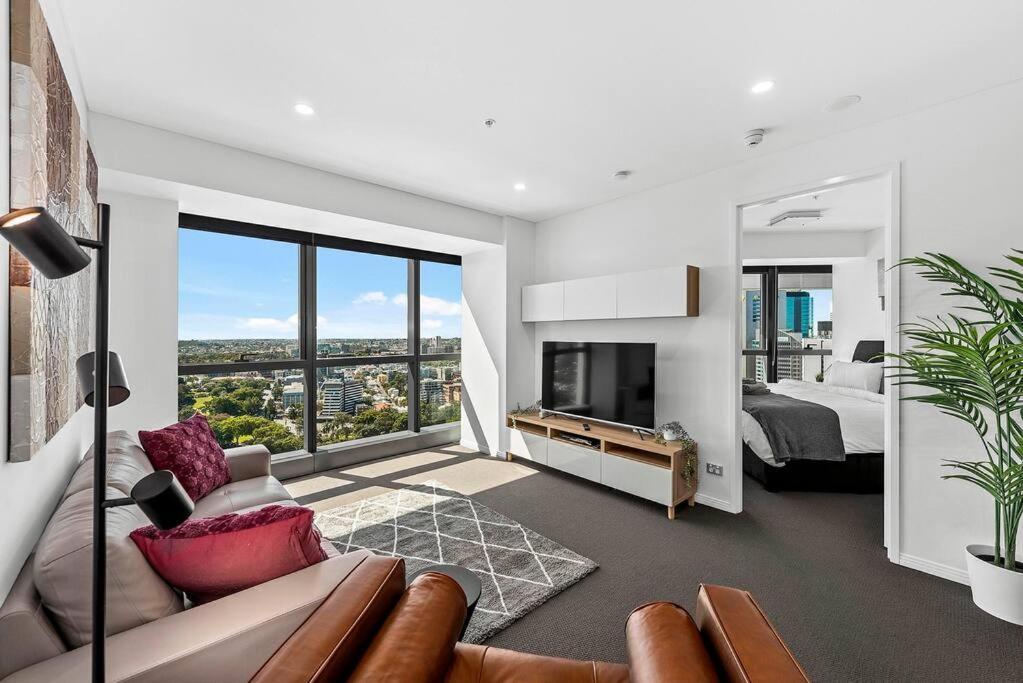 Infinity Excellence!~1bed/1bath/office/1car~views! Brisbane