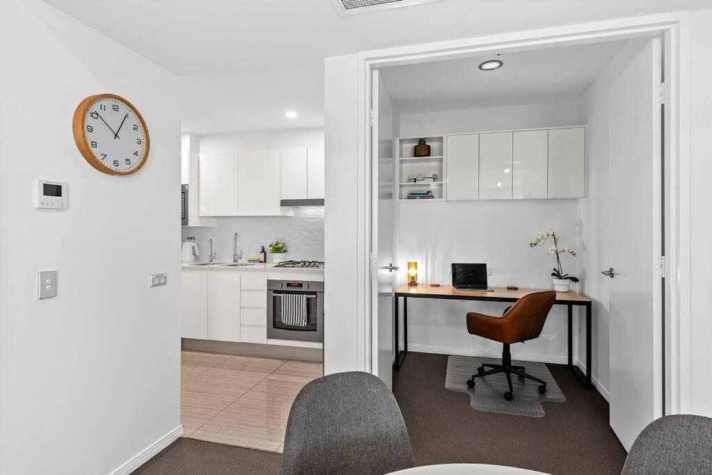 Infinity Excellence!~1bed/1bath/office/1car~views!