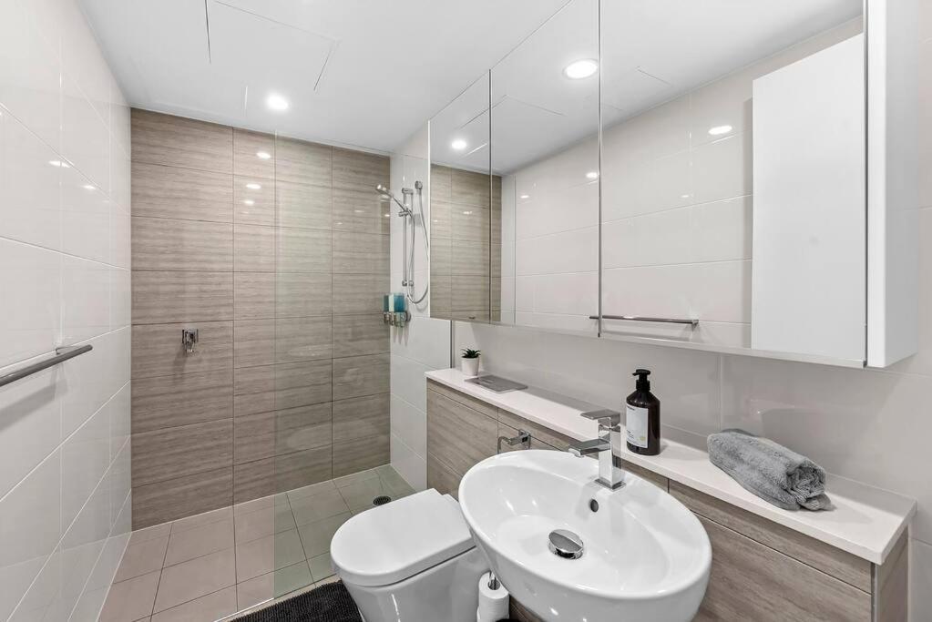 Infinity Excellence!~1bed/1bath/office/1car~views! Brisbane