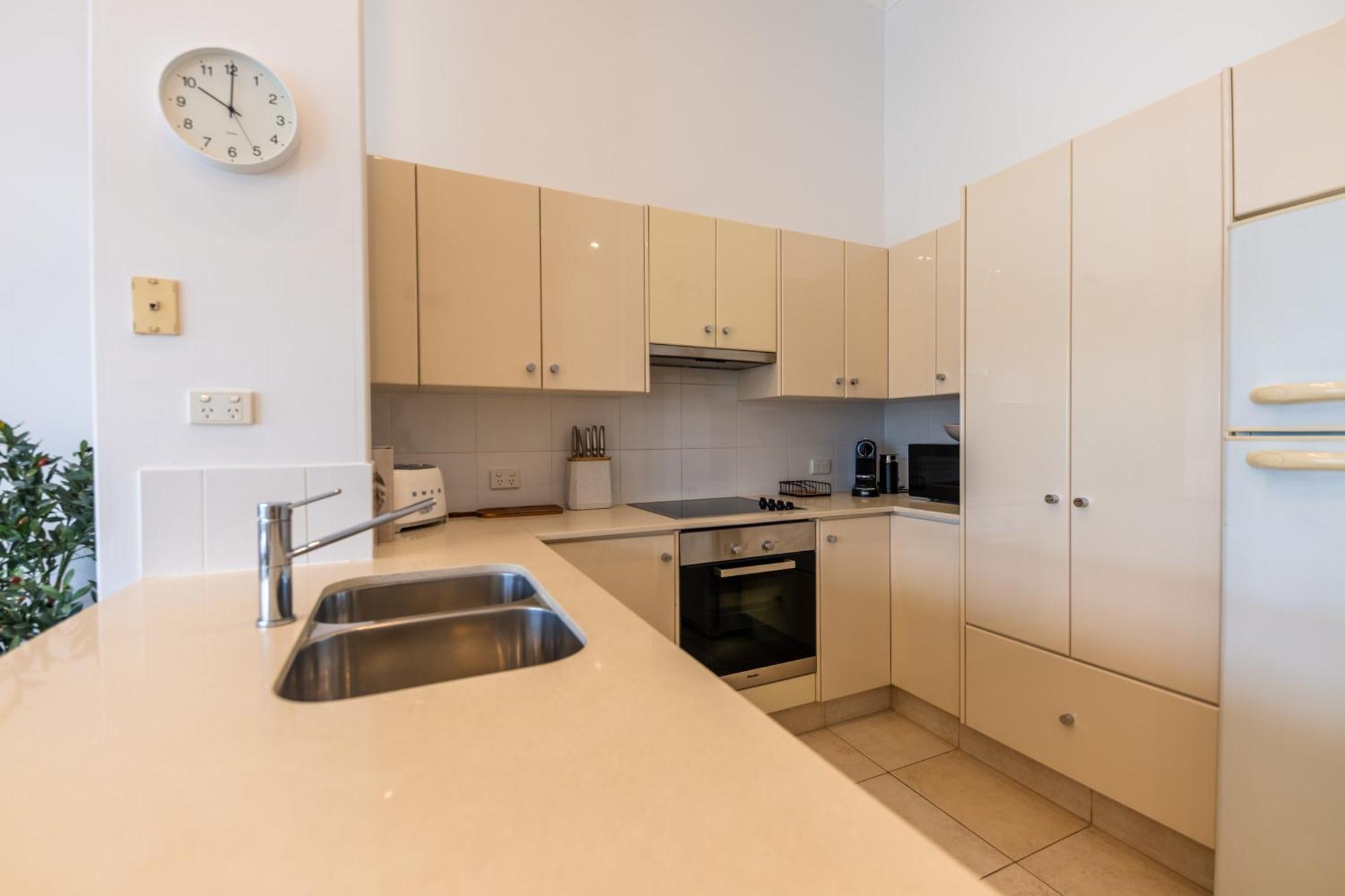 3 Bedrooms 2 Bathrooms W Parking & Pool Apartment