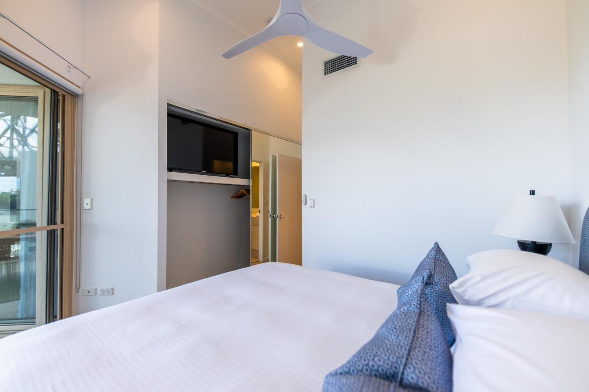 3 Bedrooms 2 Bathrooms W Parking & Pool Apartment *