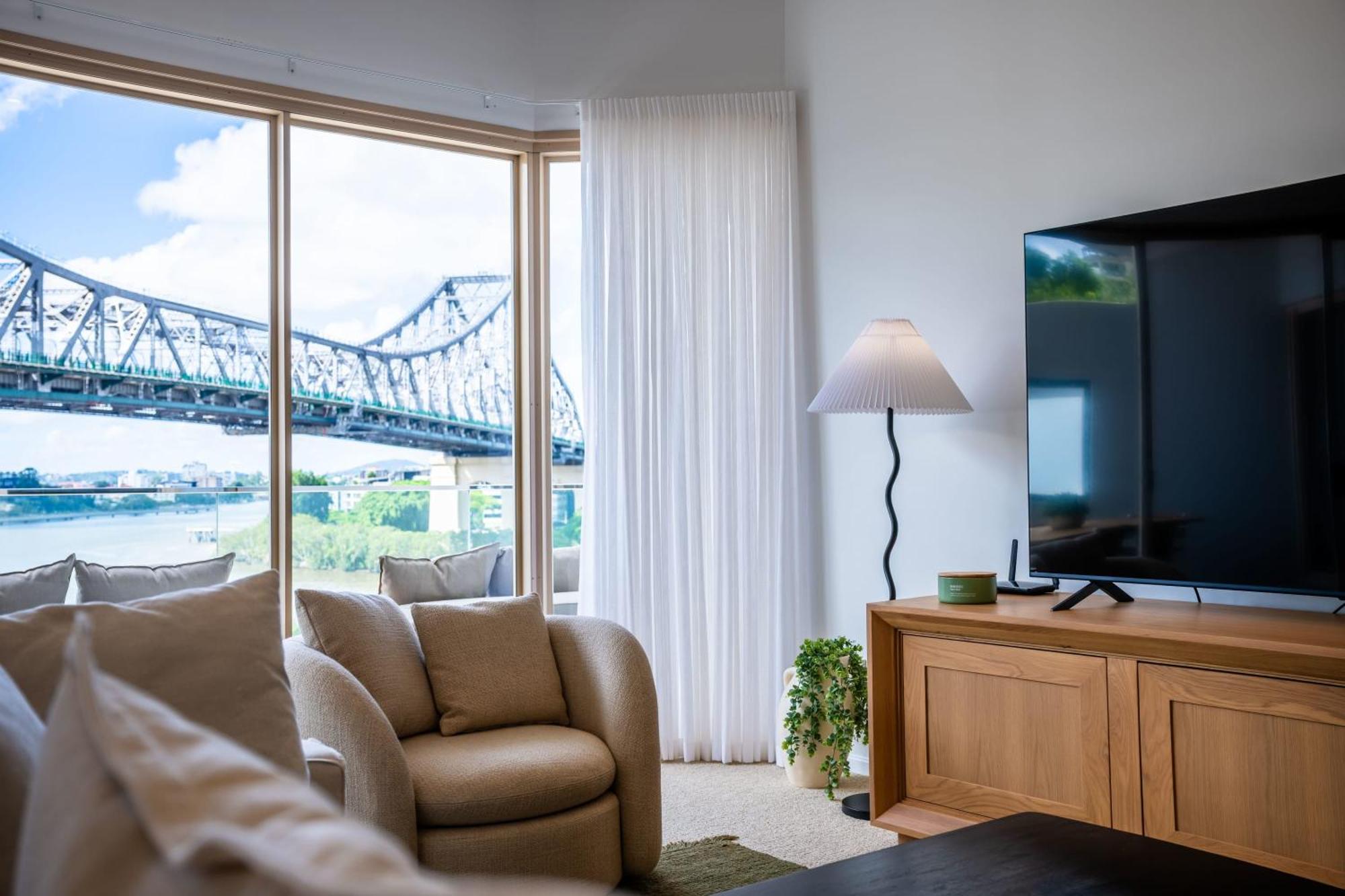 3 Bedrooms 2 Bathrooms W Parking & Pool Apartment