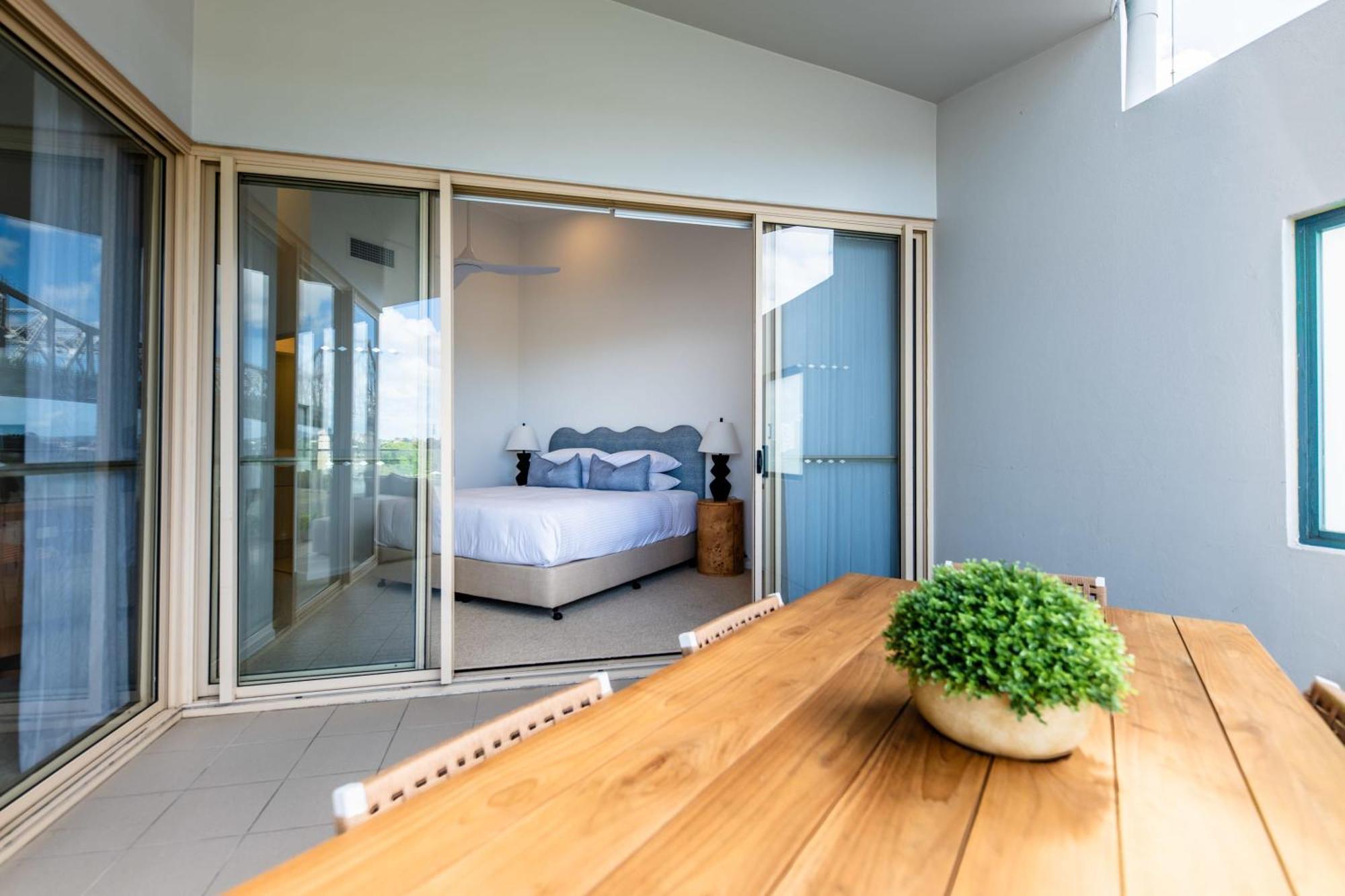 3 Bedrooms 2 Bathrooms W Parking & Pool Apartment Brisbane