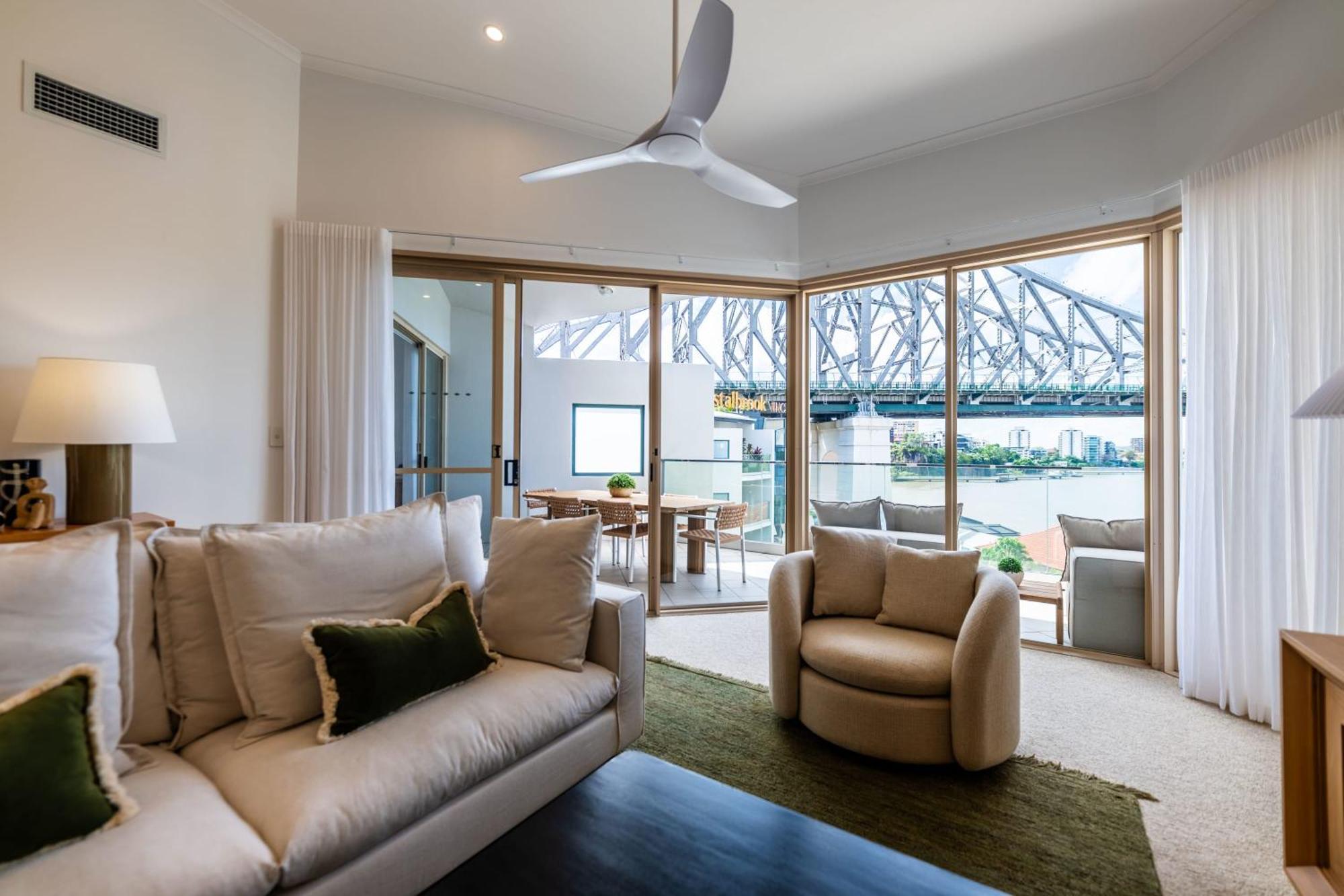 Apartment 3 Bedrooms 2 Bathrooms W Parking & Pool
