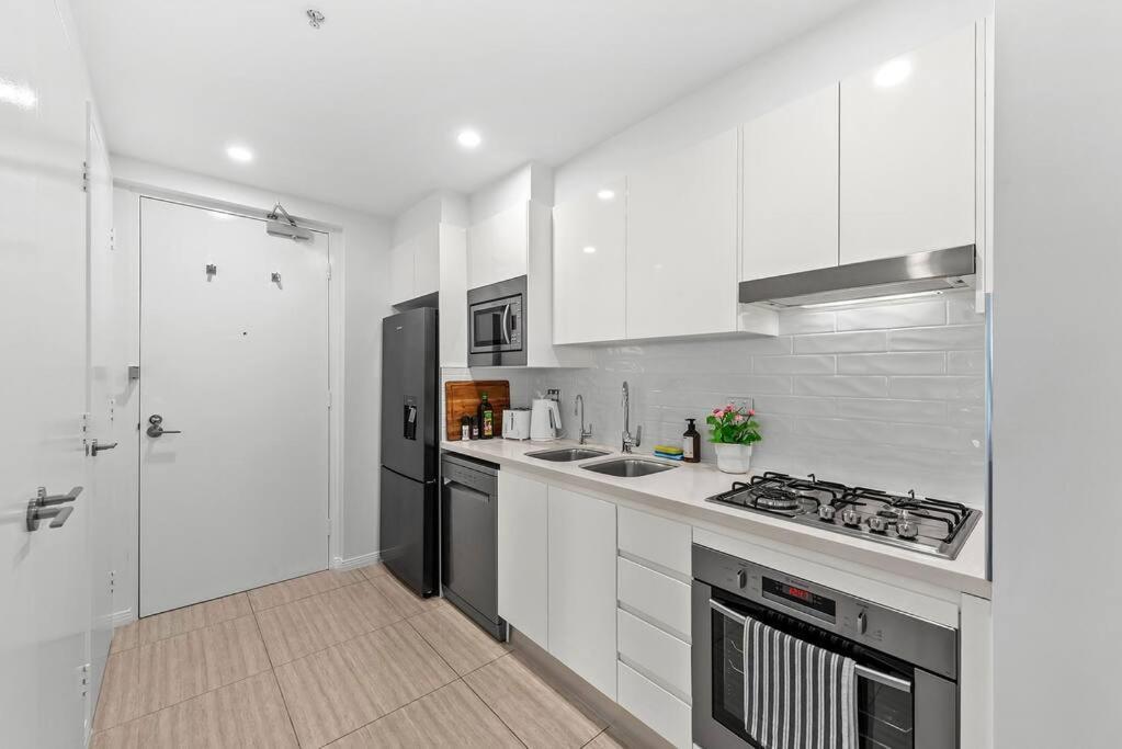 Infinity Excellence!~1bed/1bath/office/1car~views! Apartment Brisbane