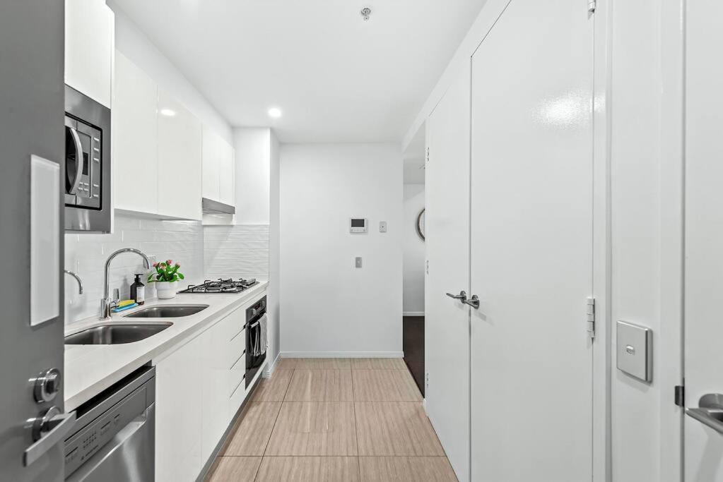 Infinity Excellence!~1bed/1bath/office/1car~views! Apartment Brisbane