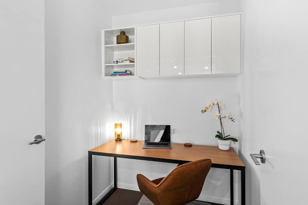 Infinity Excellence!~1bed/1bath/office/1car~views! Brisbane
