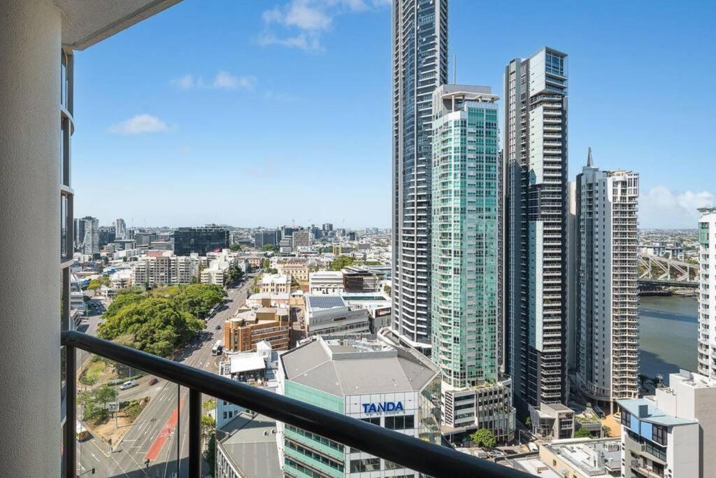 Apartment Riverview 2b2b In Cbd W/parking, Pool, Gym *