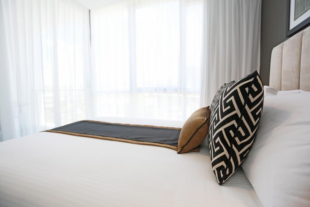 Alex Perry & Hotel 4*