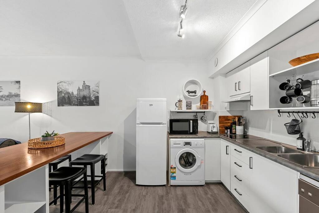 To…everything! 1bed/1bath/1car/cbd Views * Brisbane
