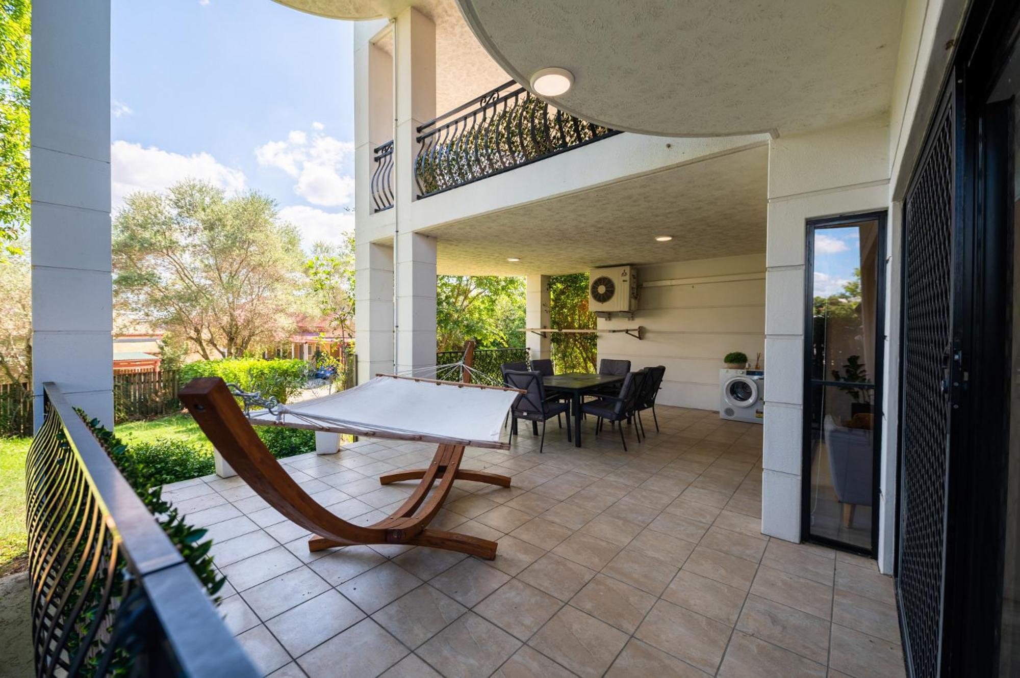 Deluxe 2-bed Unit With Parking And Outdoor Area Apartment *
