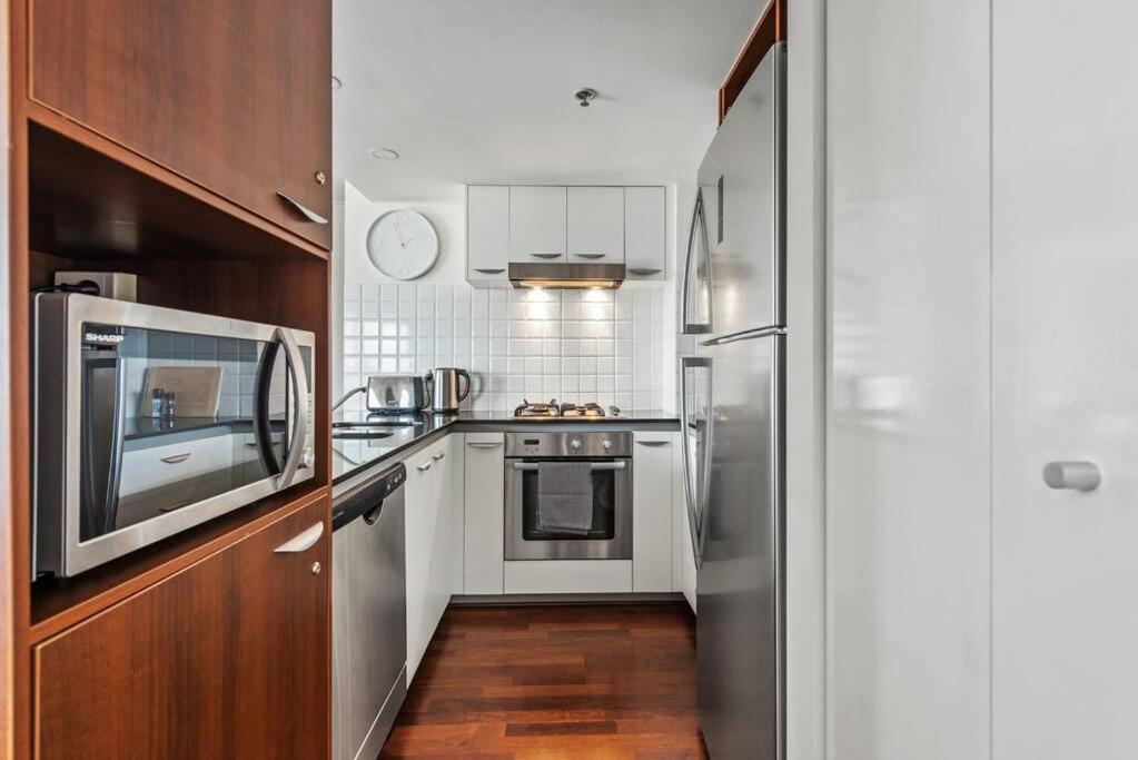 Apartment Heights ~ 2bed/2bath/car/pool/views ~ Cbd *