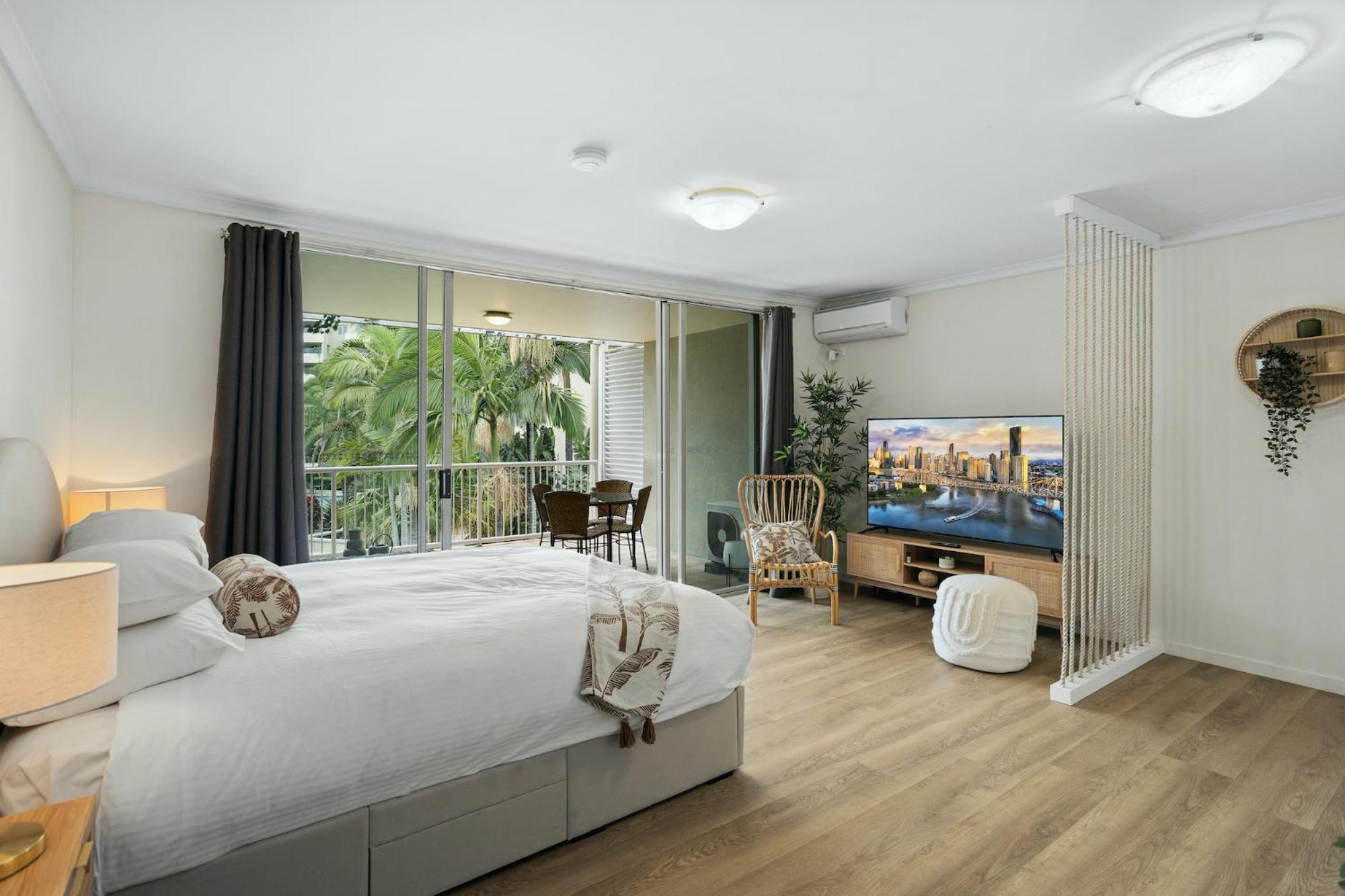 Apartment Coastal With Pool View
