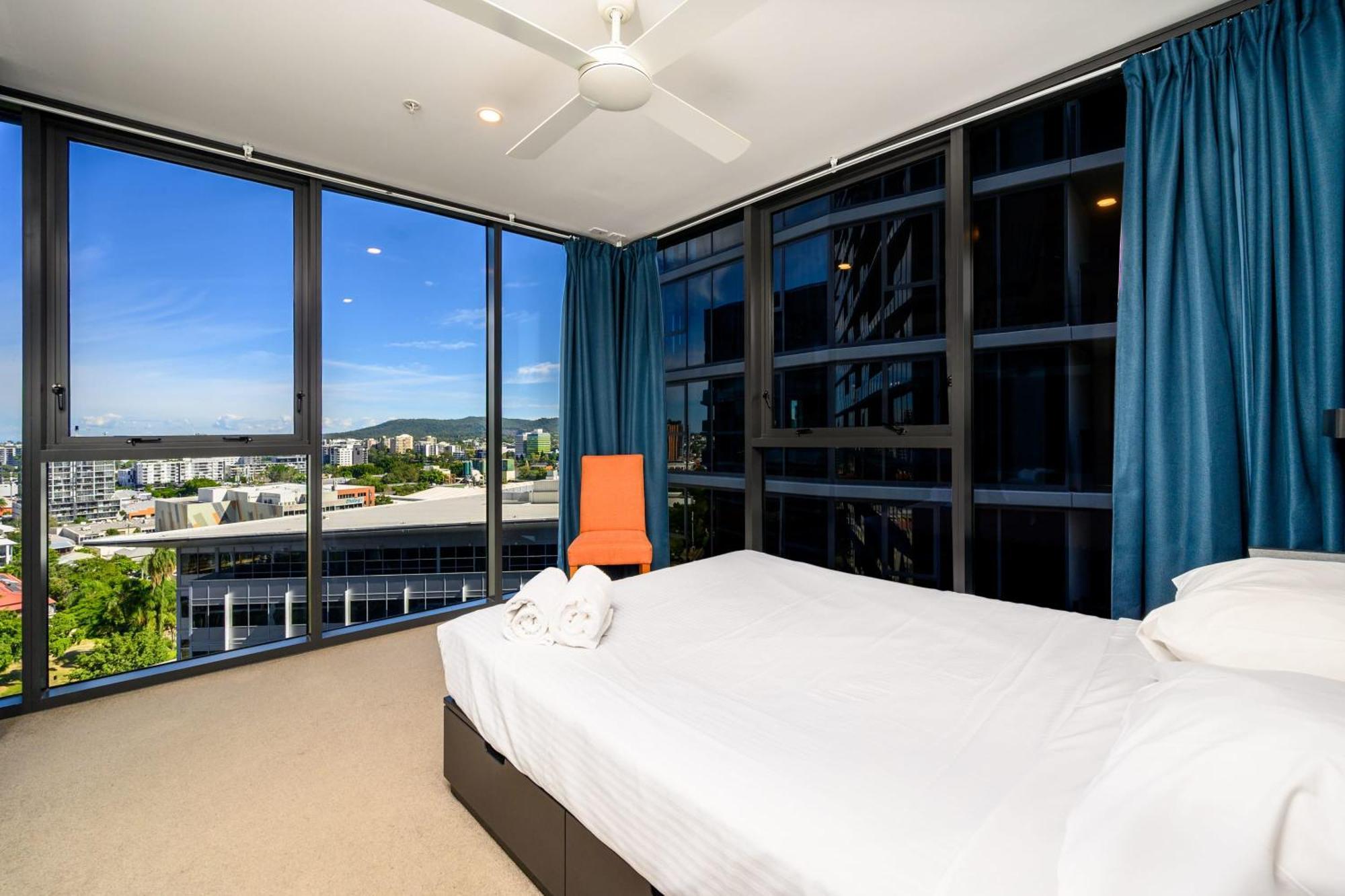 Stunning 2 Bedroom Retreat W Gym Sauna And Pool *