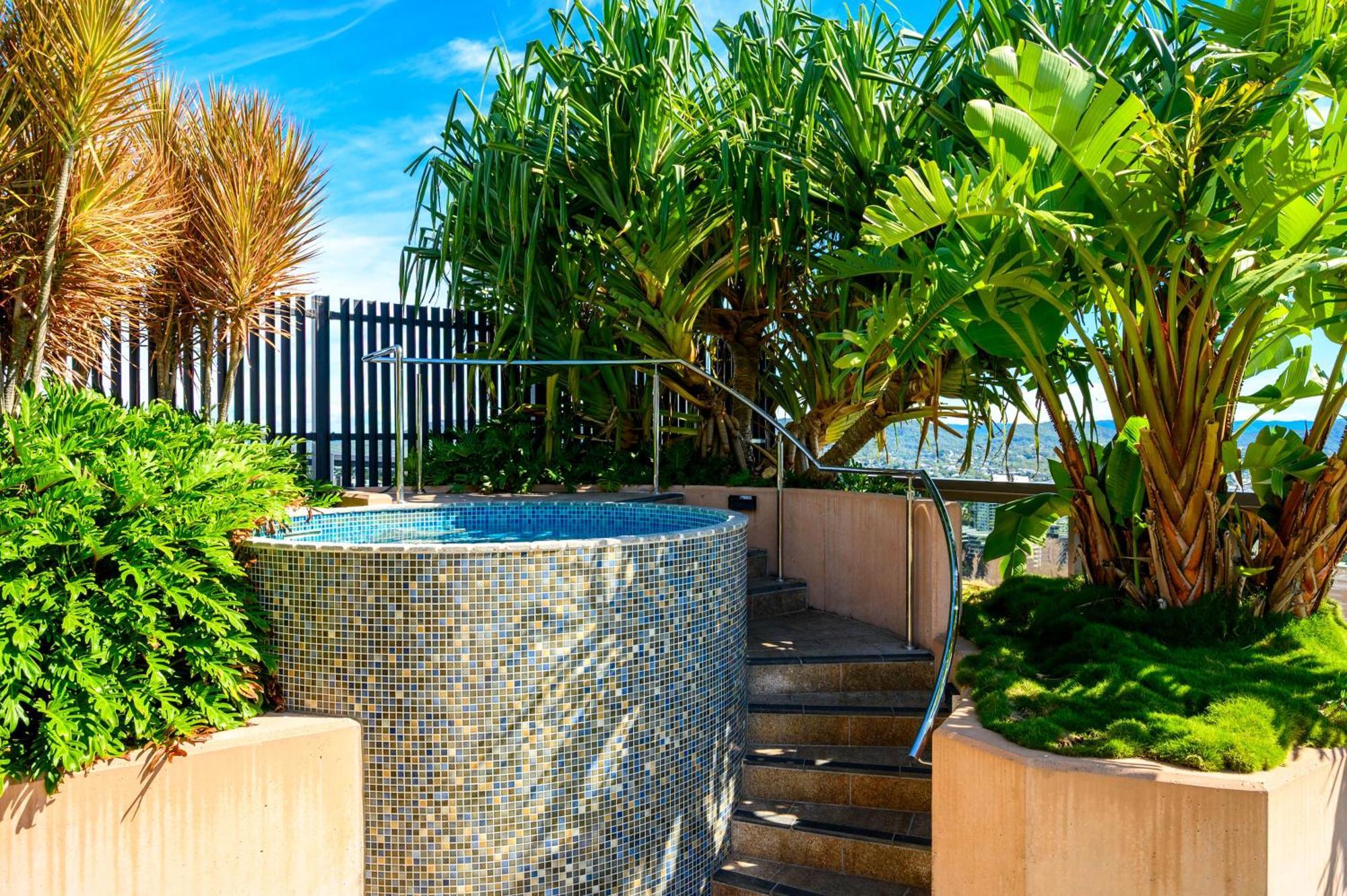 Stunning 2 Bedroom Retreat W Gym Sauna And Pool Apartment