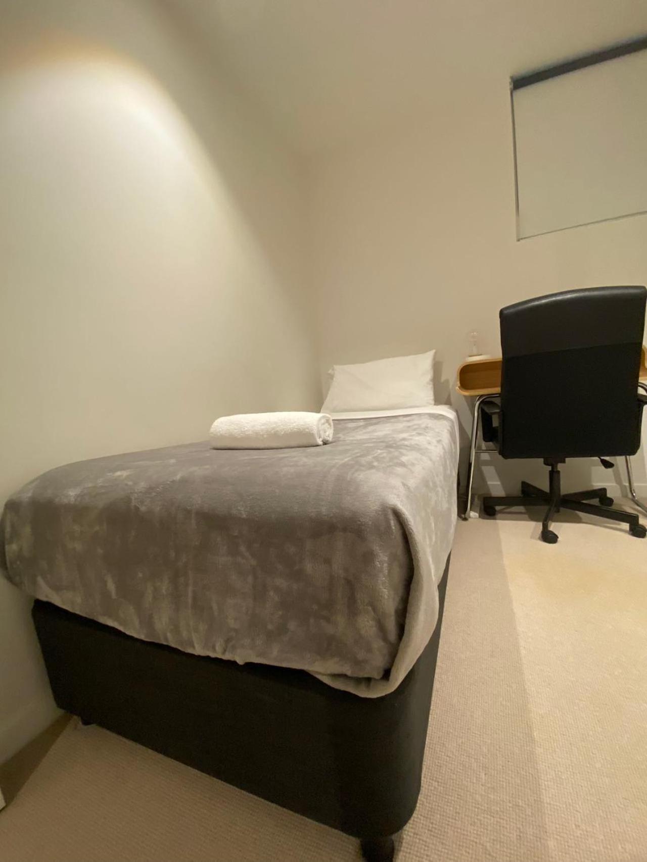 Apartment Location! Cbd 2b1b W/parking, Shared Pool,gym *