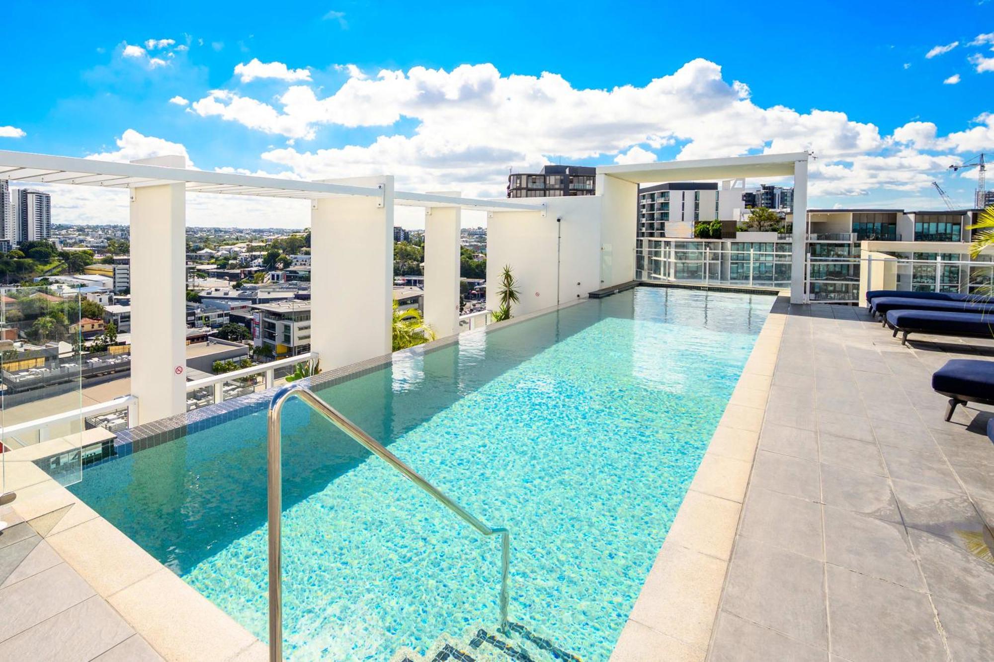 Oasis Stylish With Gym Rooftop Pool Apartment