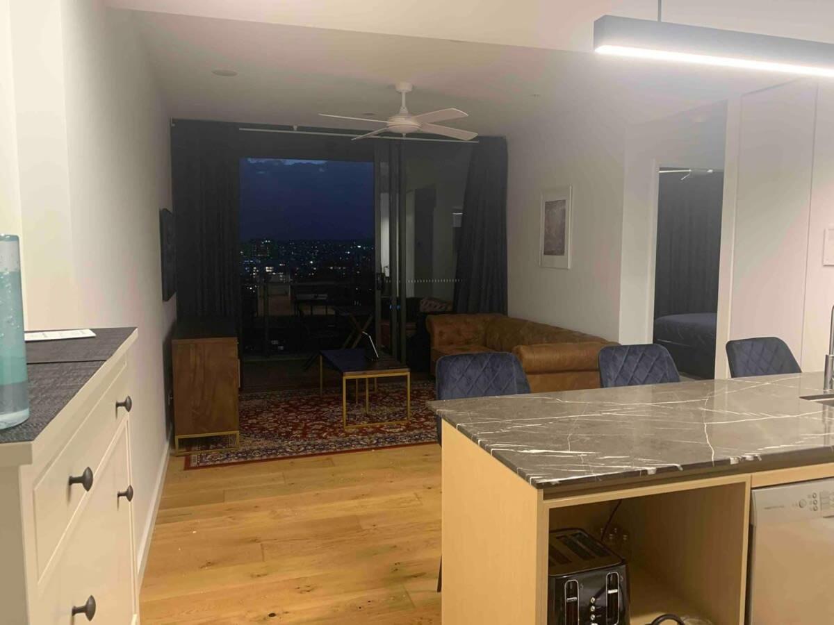 Stunning 2 Bedroom Retreat W Gym Sauna And Pool Apartment *