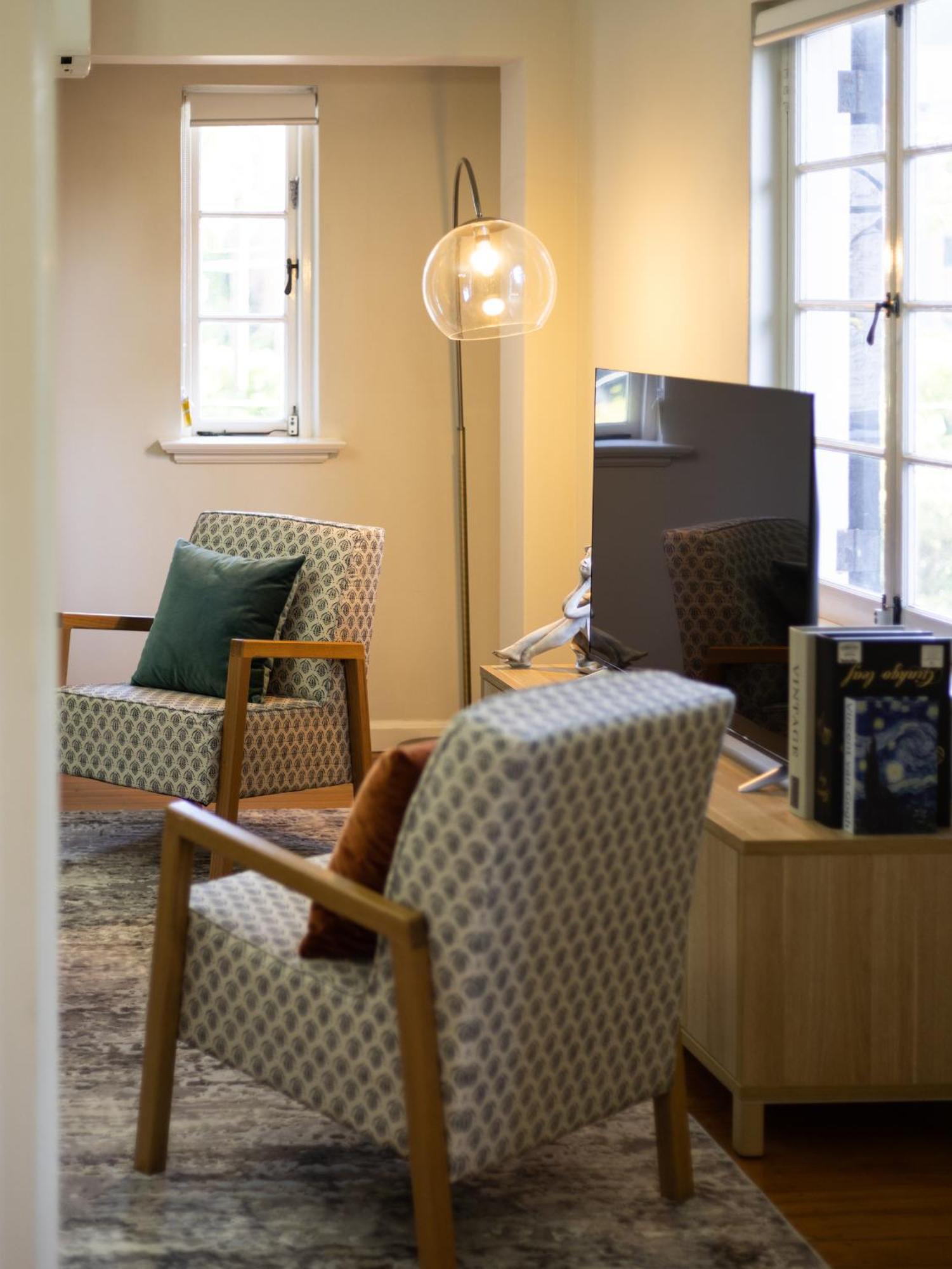Apartment Riverside Heritage Chateau/convenient/free Carpark *