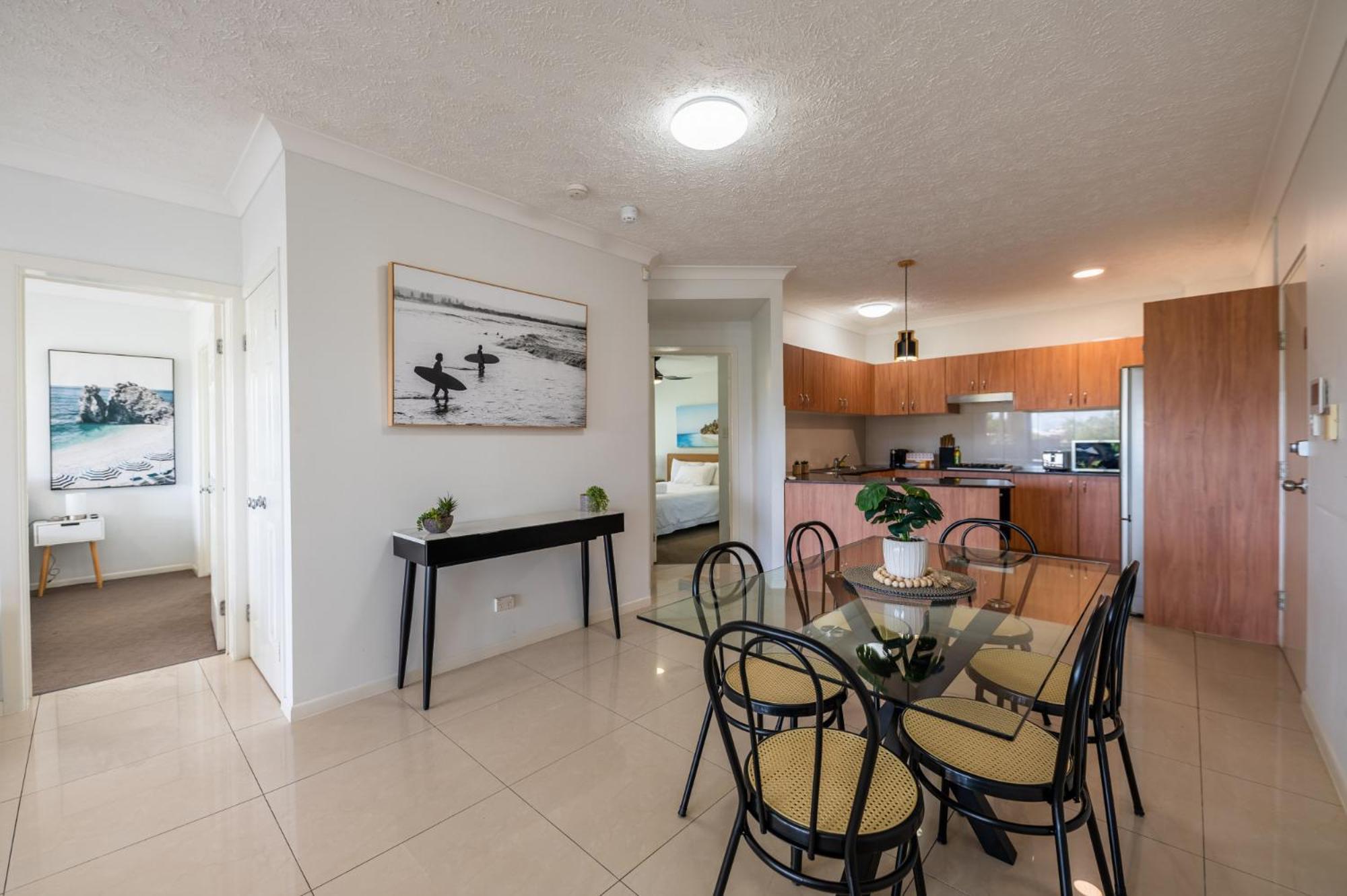 Apartment Spacious Inner City 2-bed With Parking And Balcony