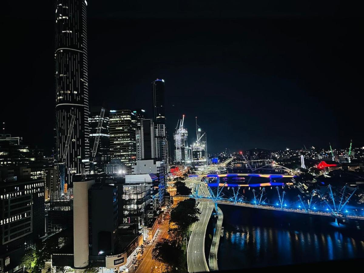 Flight Deck Brisbanecbd High Floor Riverfront View Apartment