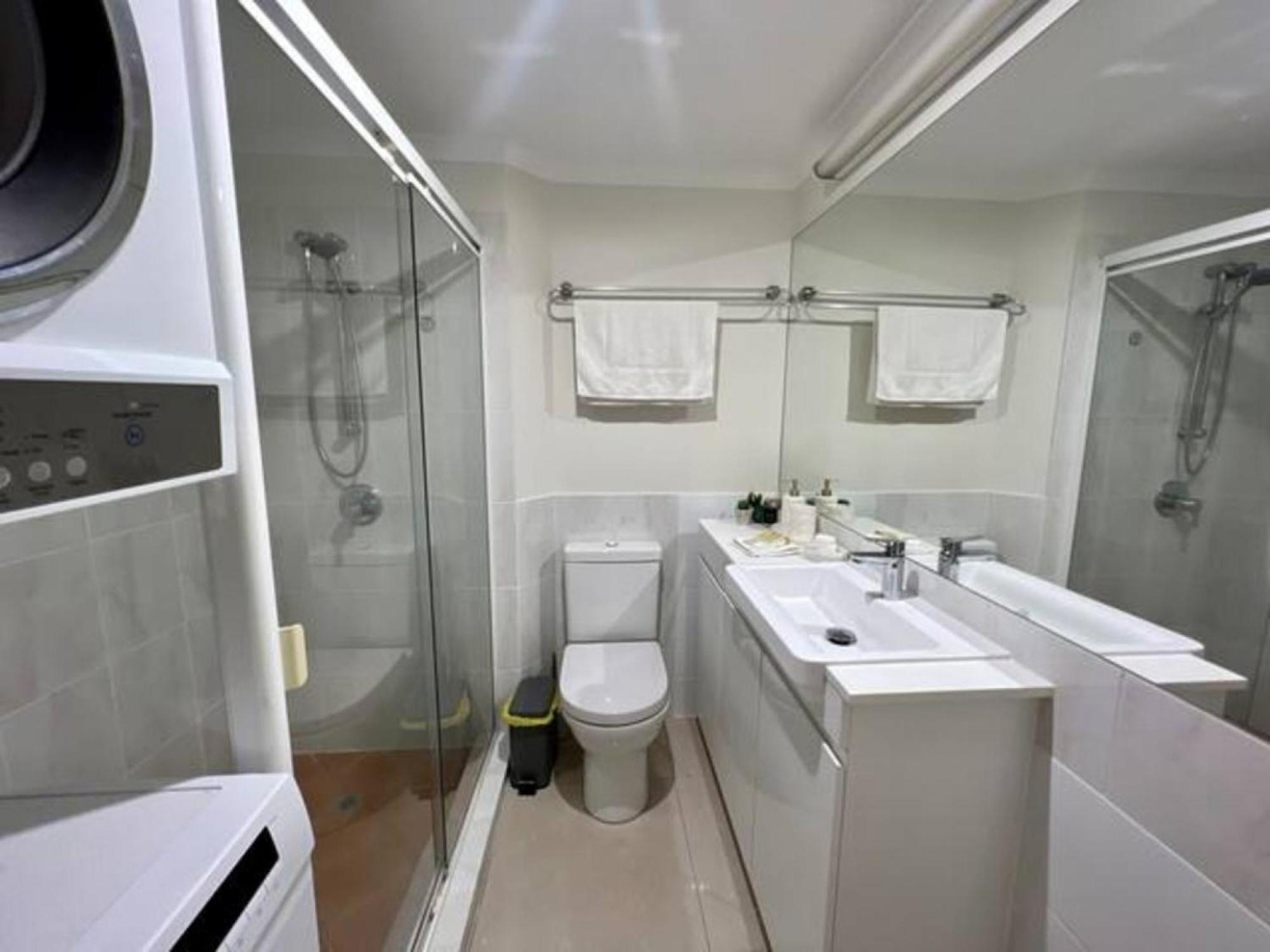 Apartment 2-bed Unit With Large Backyard, Bbq & Parking