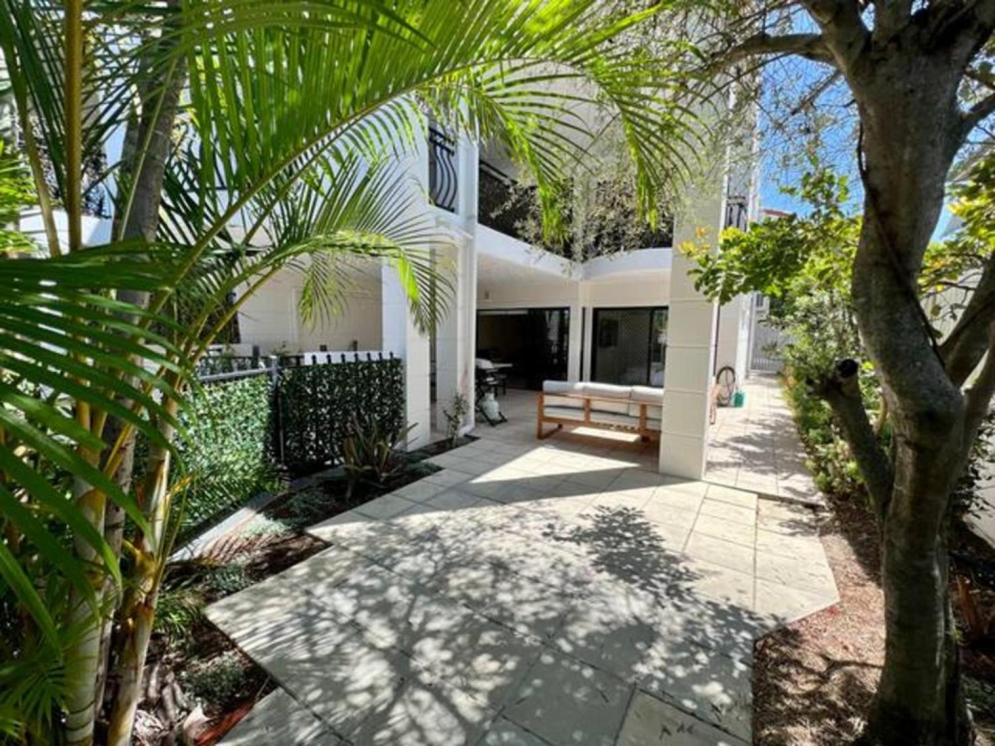 2-bed Unit With Large Backyard, Bbq & Parking Apartment