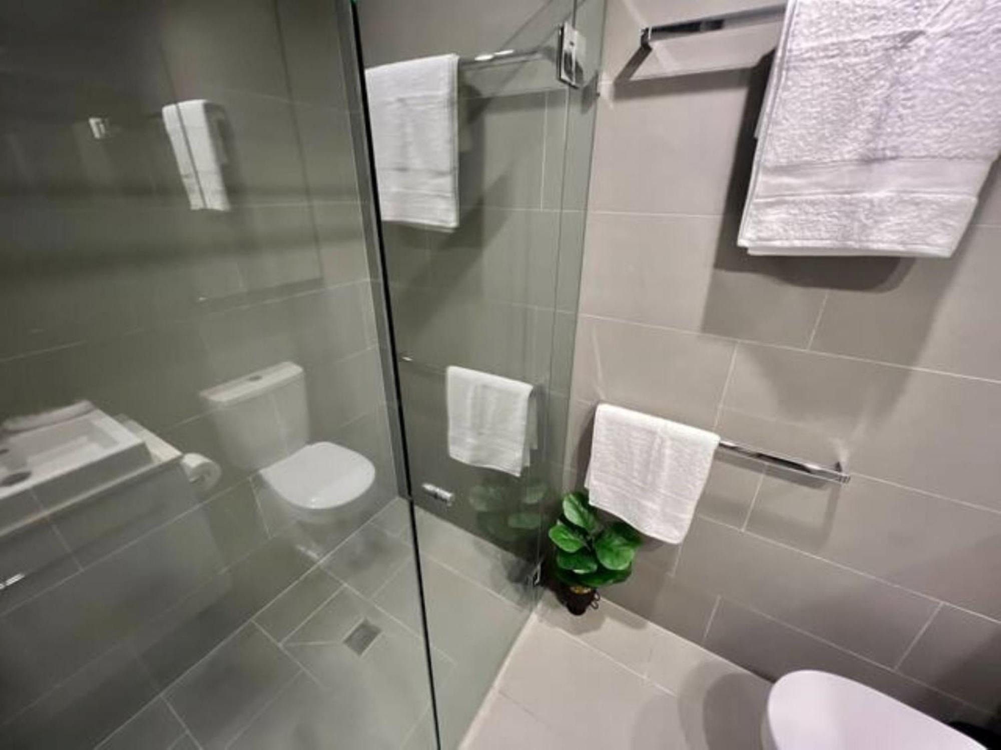 2-bed With Pool, Gym, Parking And Balcony Brisbane