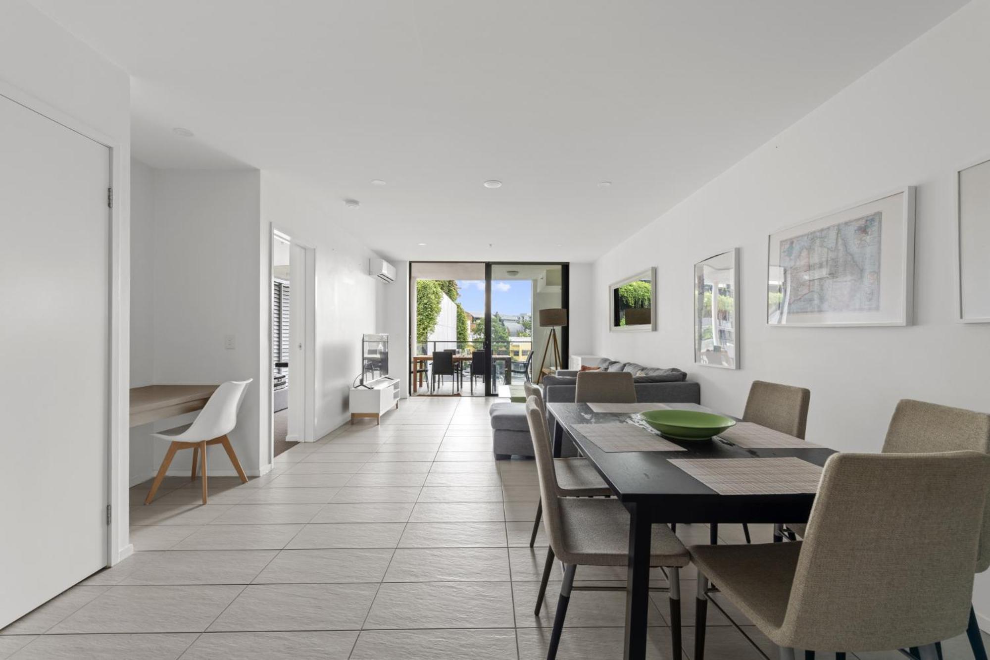 Sleek With Parking And Balcony * Brisbane