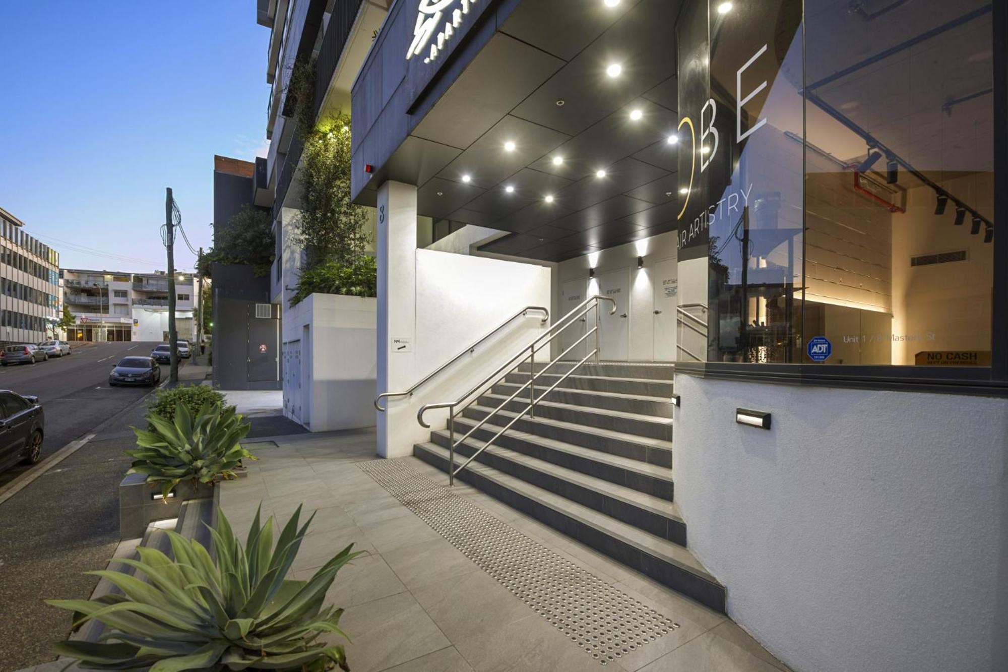 Apartment Sleek With Parking And Balcony