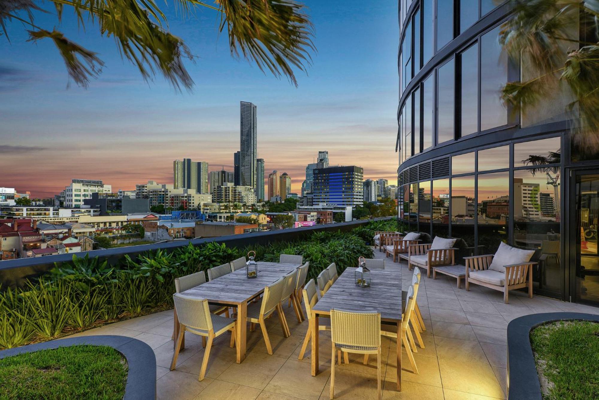 High-rise 1-bed With Pool, Gym And Parking