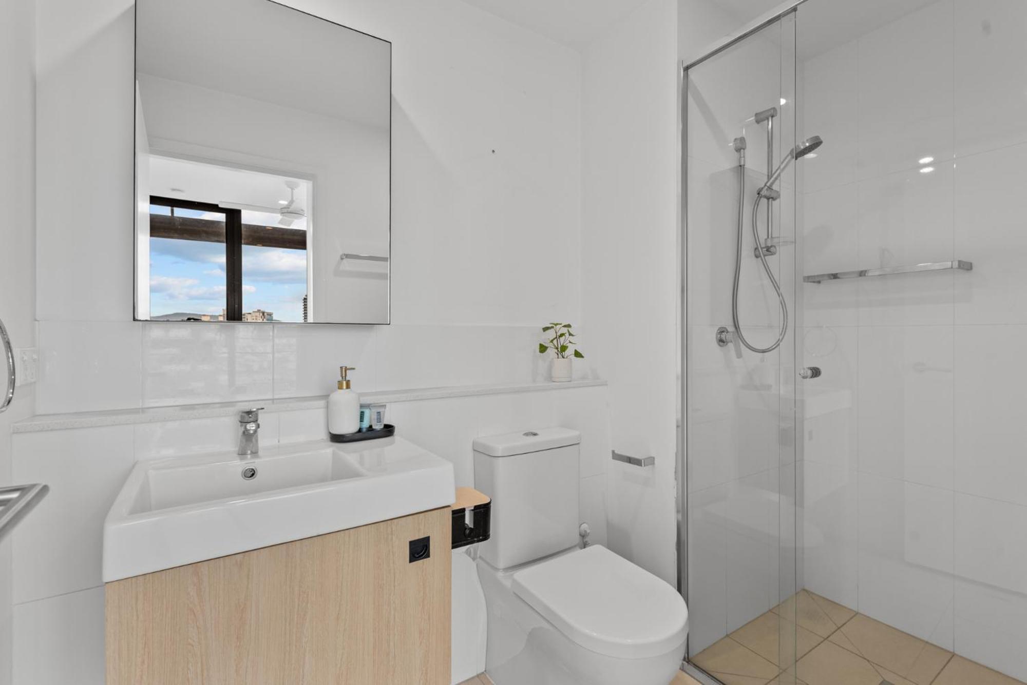 Cityscape 2-bed With Pool, Gym & Secure Parking *