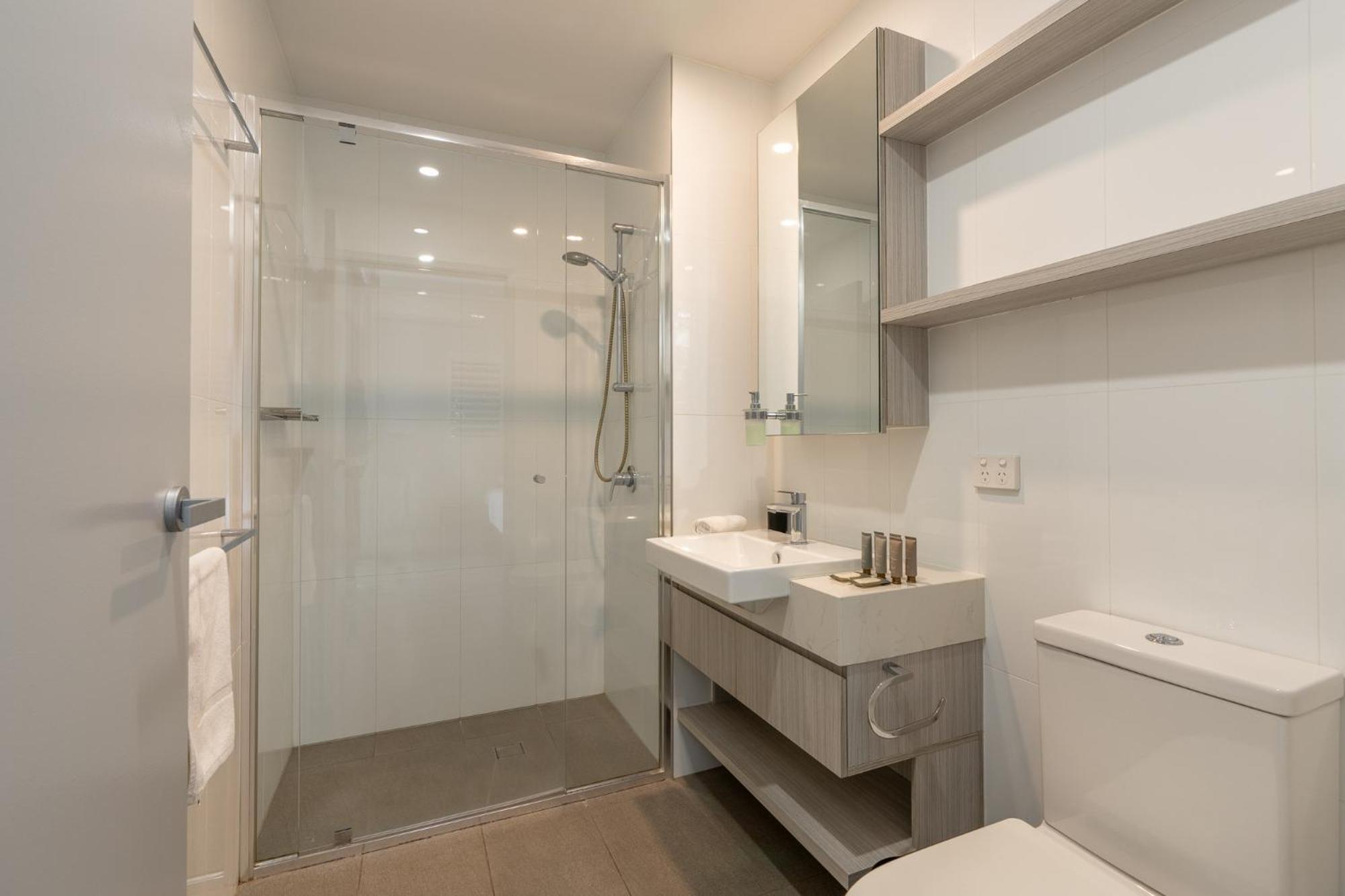 Location 2-bed With Gym Pool 7-min From Cbd *
