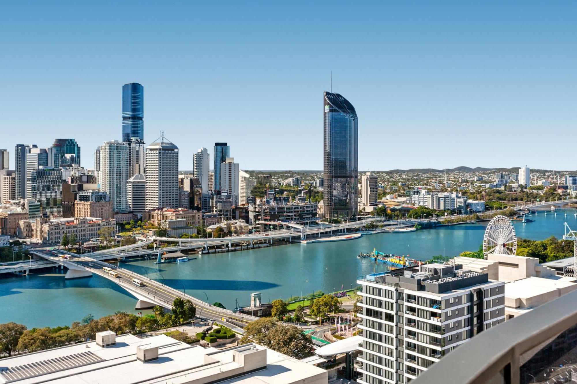 River-view Unit With Rooftop Pool Near Museums *