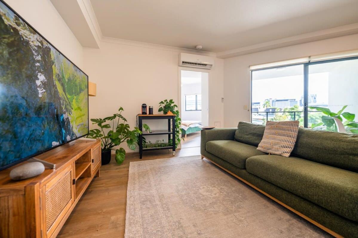 Tranquil 2-bed Inner City Retreat With Parking Apartment