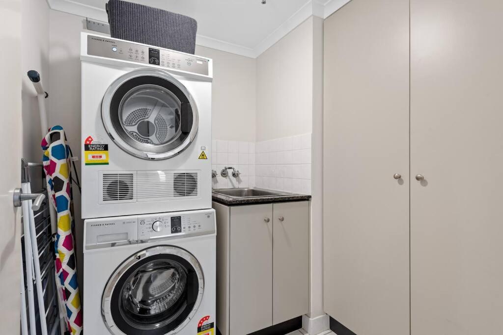 Superb 2bed 2bath 1car Views Cbd Apartment *