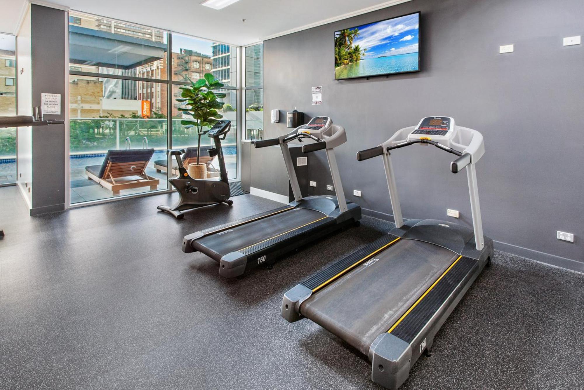 Spacious 2-bed With Pool Close To Cbd Apartment *