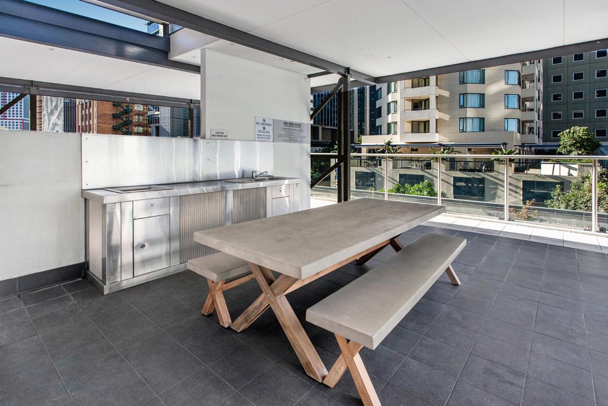 Spacious 2-bed With Pool Close To Cbd *