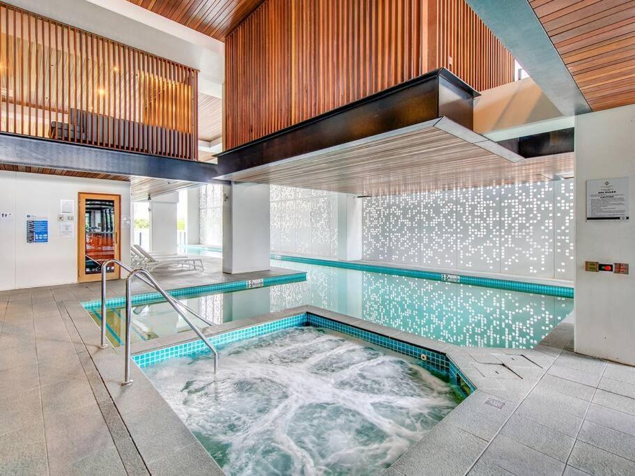 Modern Mountain View - South Apartment *