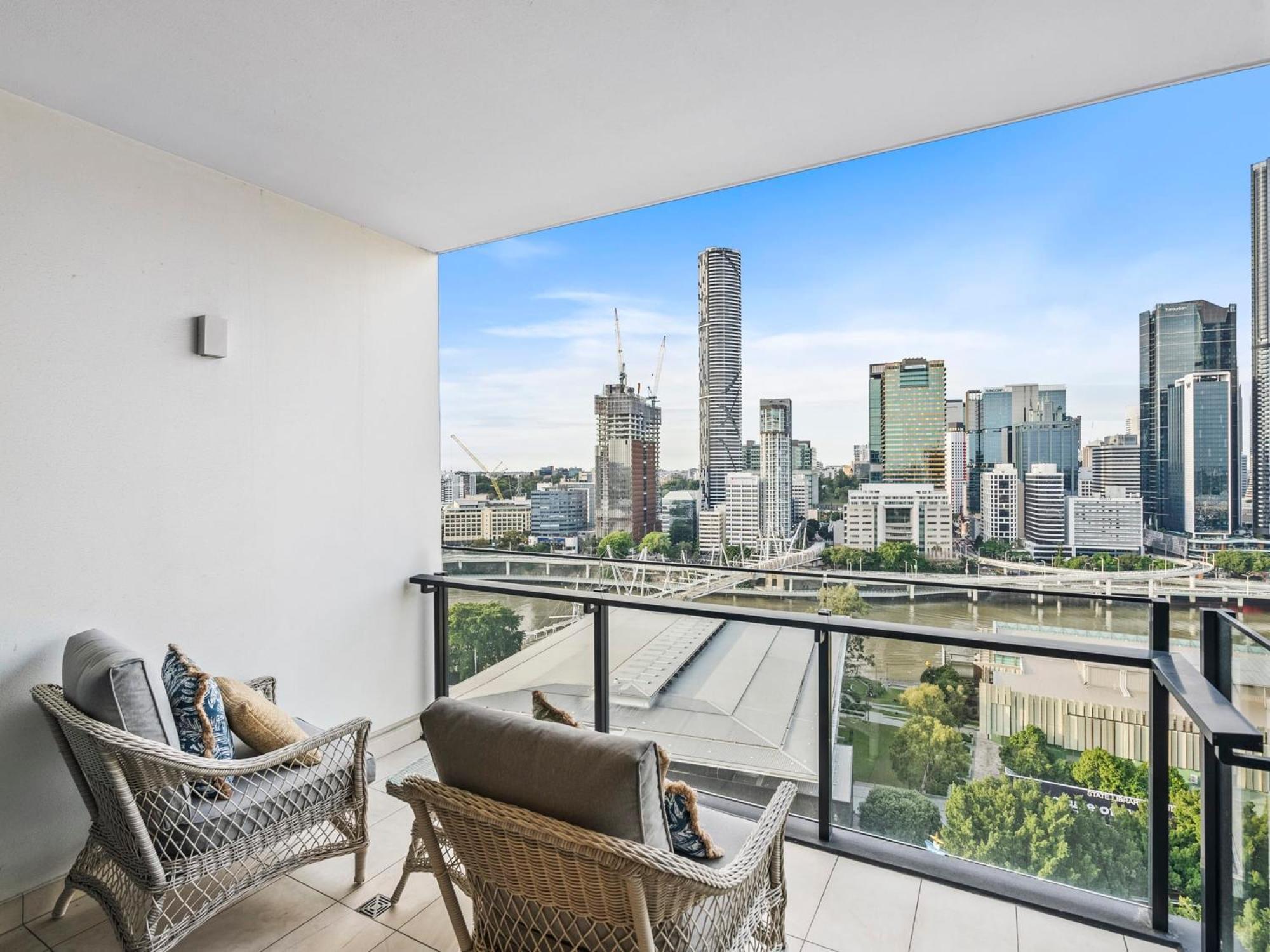 2br In South With Spectacular River View