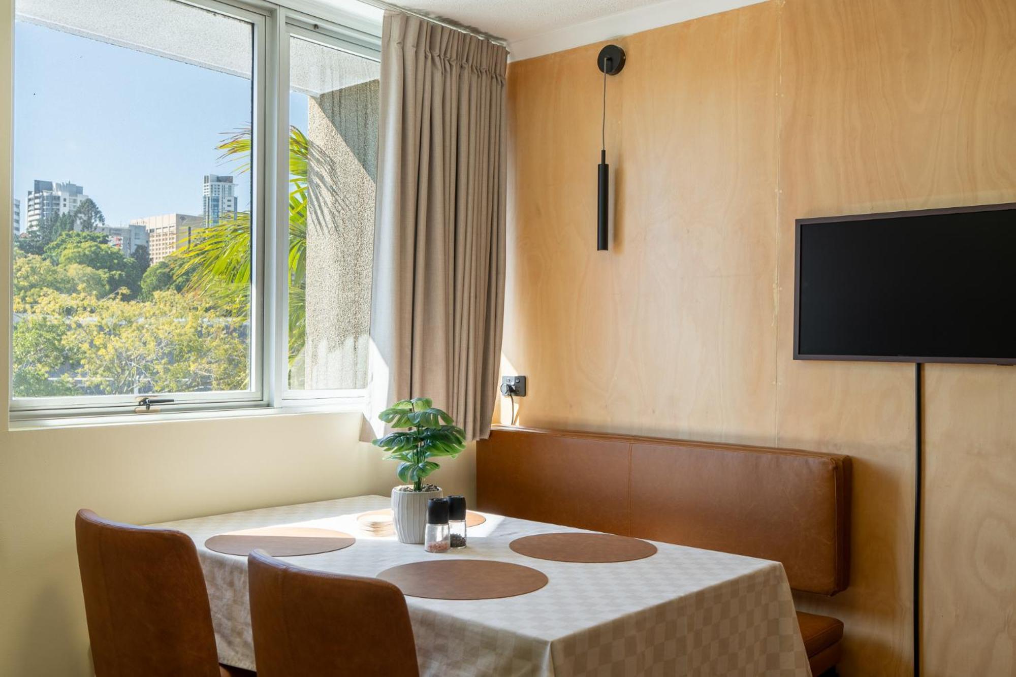 Apartment Quirky Cbd With Pool Sauna And Balcony *