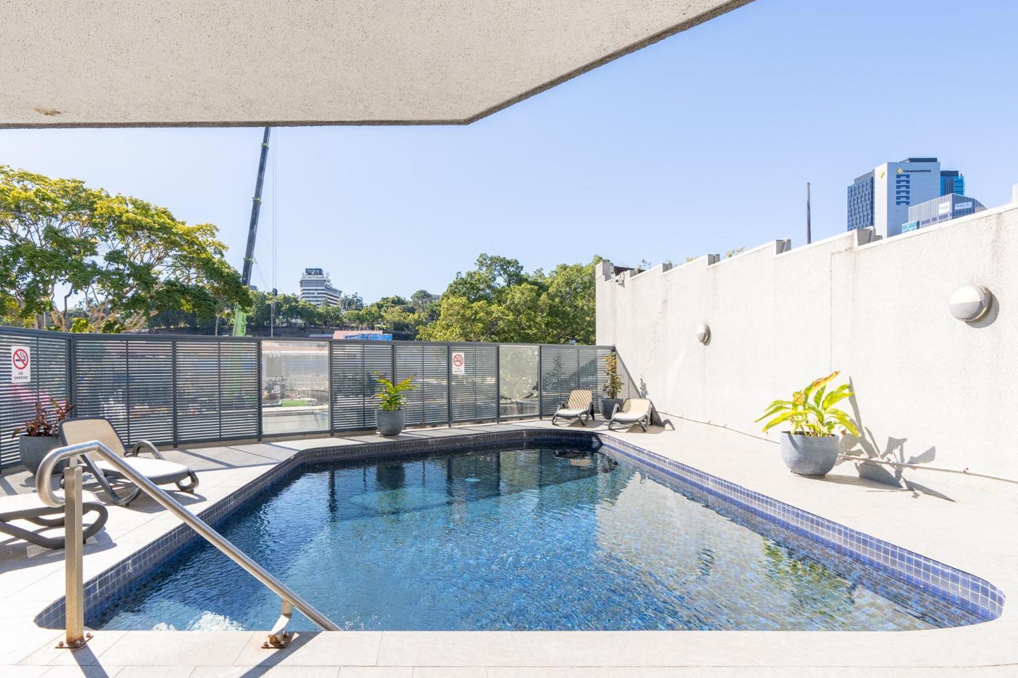 Quirky Cbd With Pool Sauna And Balcony Brisbane
