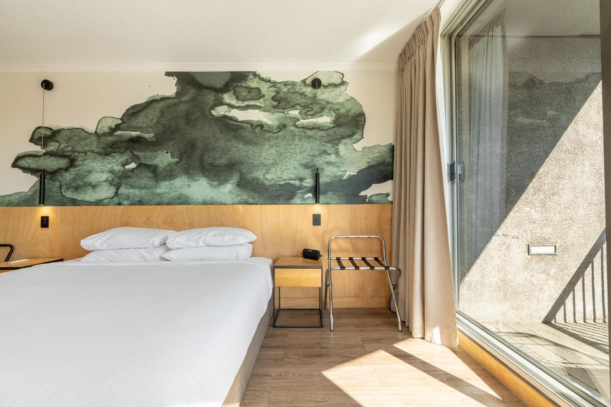 Quirky Cbd With Pool Sauna And Balcony Apartment Brisbane